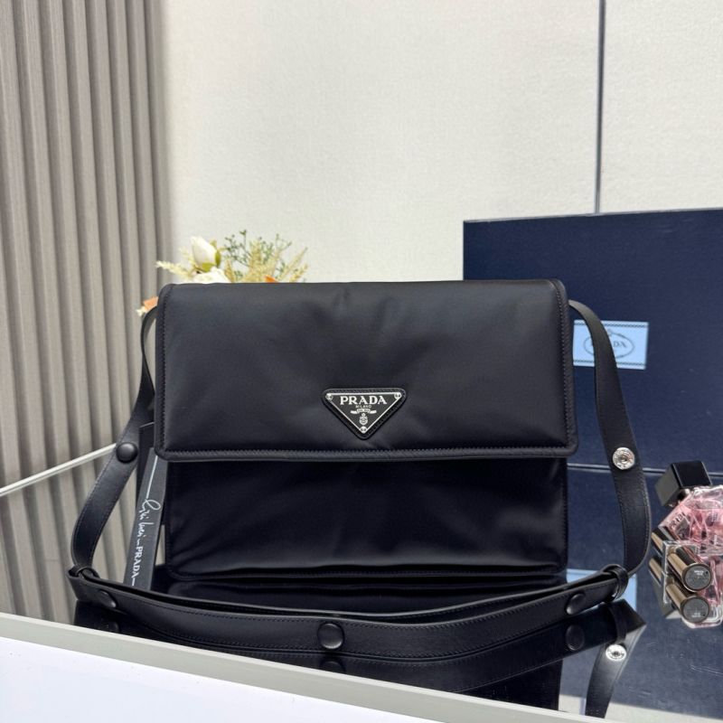 Prada Traveller Mittelgroße Schultertasche aus gepolstertem Re-Nylon