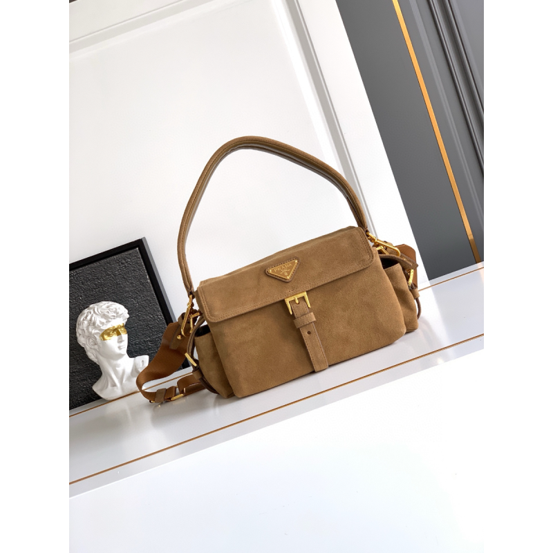 Prada Explore mittelgroße Schultertasche aus Veloursleder