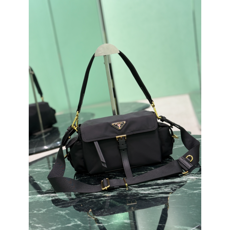 Mittelgroße Prada Explore Schultertasche aus Re-Nylon