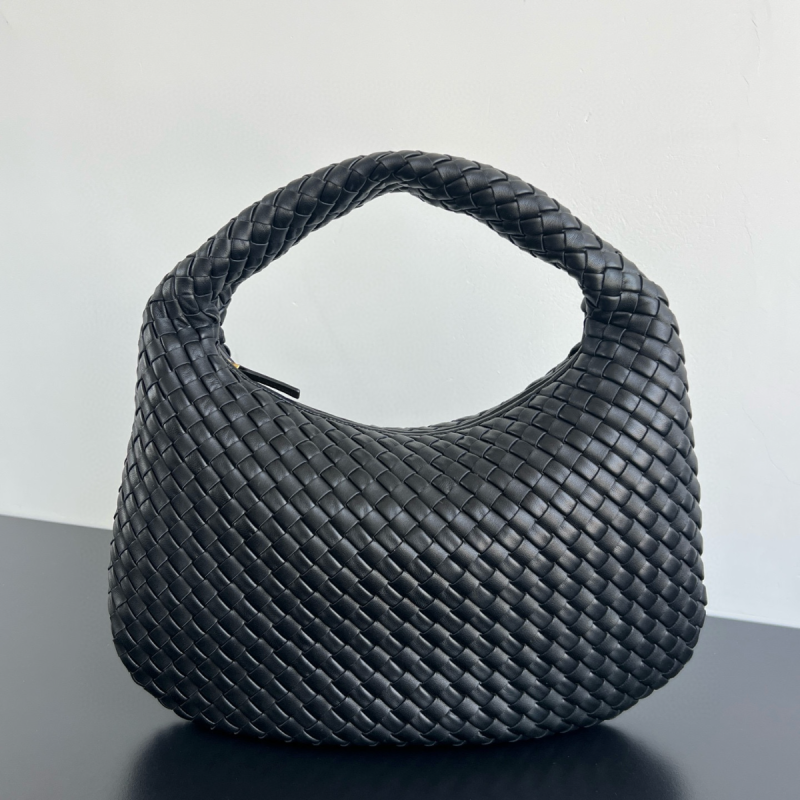 Intrecciato Medium Veneta Shoulder Bag-Black