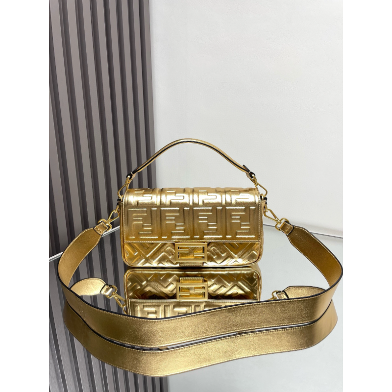 Fendi Gold Medium Bagutte Ledertasche