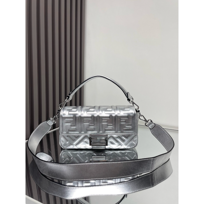 Fendi Silber Medium Bagutte Ledertasche